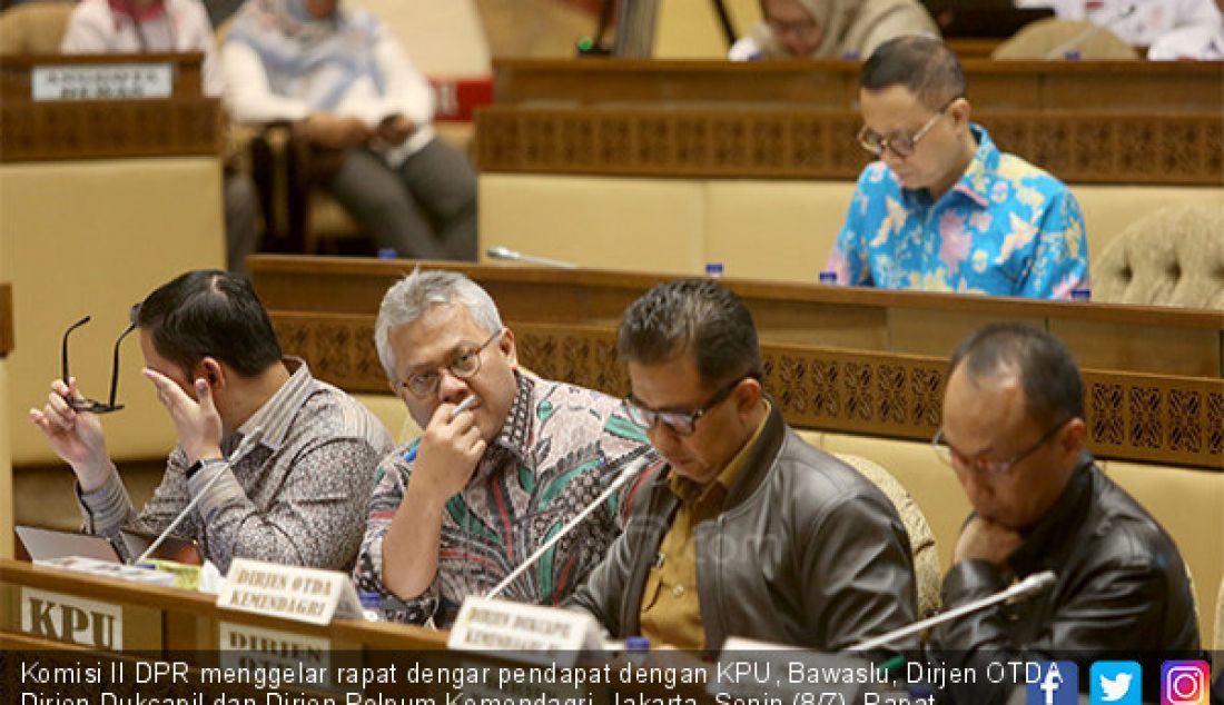 Komisi II DPR menggelar rapat dengar pendapat dengan KPU, Bawaslu, Dirjen OTDA Dirjen Dukcapil dan Dirjen Polpum Kemendagri, Jakarta, Senin (8/7). Rapat membahas Peraturan KPU tentang Tahapan, Program dan Jadwal Pilkada 2020. - JPNN.com