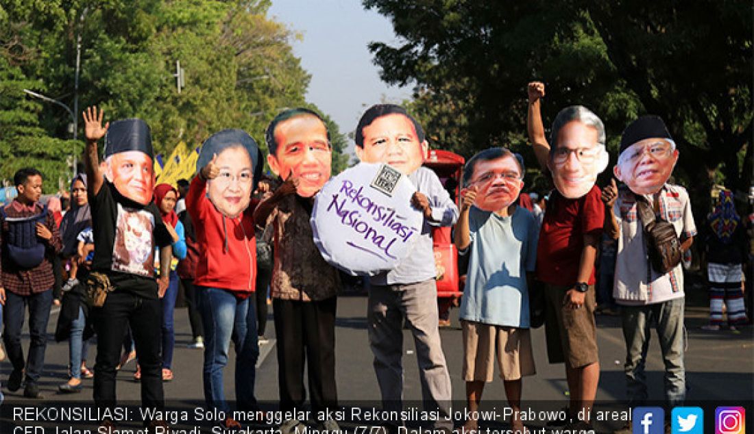 REKONSILIASI: Warga Solo menggelar aksi Rekonsiliasi Jokowi-Prabowo, di areal CFD Jalan Slamet Riyadi, Surakarta, Minggu (7/7). Dalam aksi tersebut warga mengenakan topeng sejumlah tokoh politik. - JPNN.com