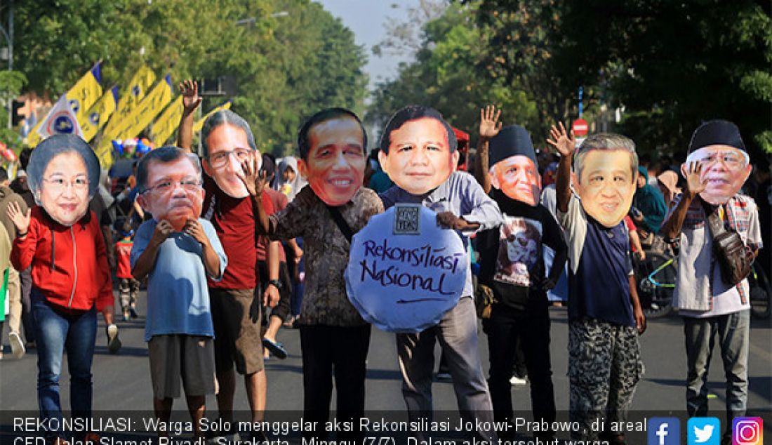 REKONSILIASI: Warga Solo menggelar aksi Rekonsiliasi Jokowi-Prabowo, di areal CFD Jalan Slamet Riyadi, Surakarta, Minggu (7/7). Dalam aksi tersebut warga mengenakan topeng sejumlah tokoh politik. - JPNN.com