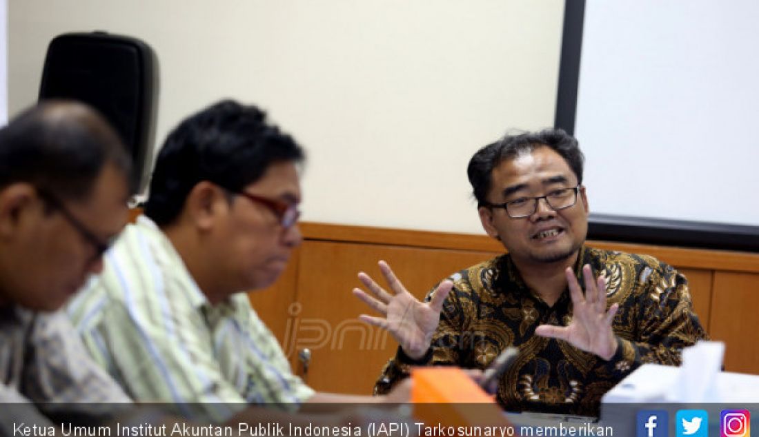 Ketua Umum Institut Akuntan Publik Indonesia (IAPI) Tarkosunaryo memberikan paparan dalam konferensi pers di Jakarta, Selasa (9/7). - JPNN.com
