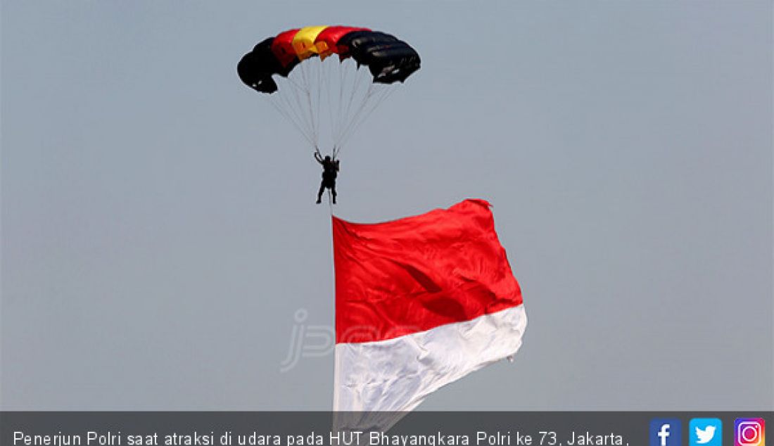 Penerjun Polri saat atraksi di udara pada HUT Bhayangkara Polri ke 73, Jakarta, Rabu (10/7). - JPNN.com