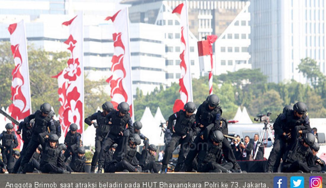 Anggota Brimob saat atraksi beladiri pada HUT Bhayangkara Polri ke 73, Jakarta, Rabu (10/7). - JPNN.com