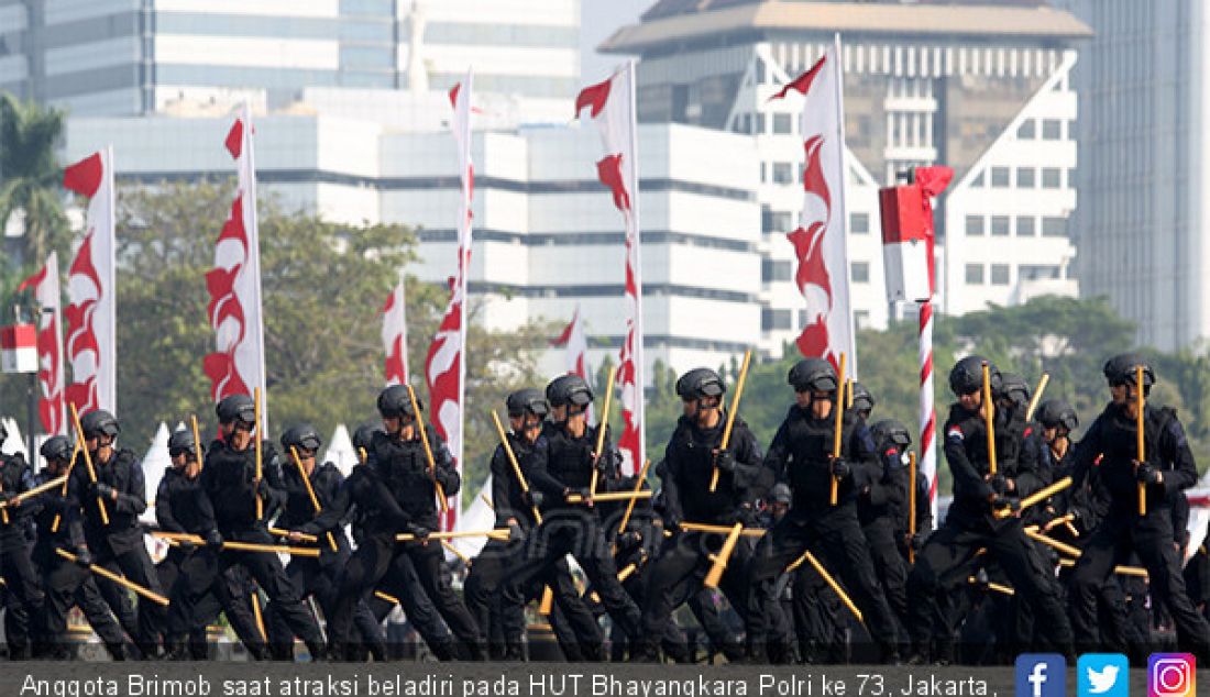 Anggota Brimob saat atraksi beladiri pada HUT Bhayangkara Polri ke 73, Jakarta, Rabu (10/7). - JPNN.com