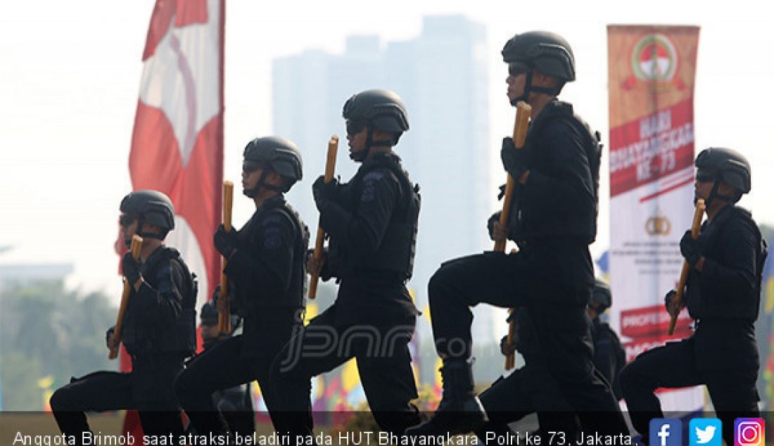 Anggota Brimob saat atraksi beladiri pada HUT Bhayangkara Polri ke 73, Jakarta, Rabu (10/7). - JPNN.com