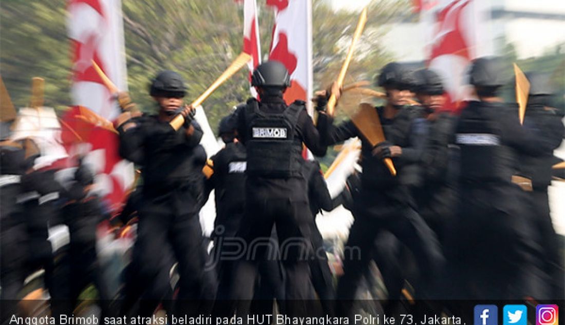 Anggota Brimob saat atraksi beladiri pada HUT Bhayangkara Polri ke 73, Jakarta, Rabu (10/7). - JPNN.com