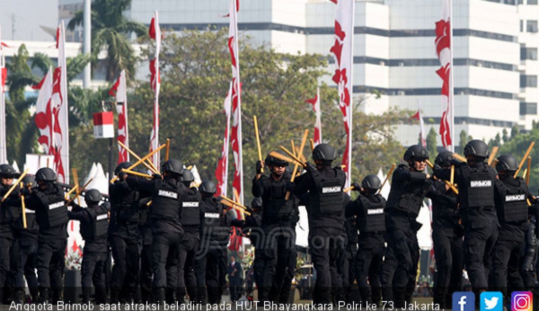 Anggota Brimob saat atraksi beladiri pada HUT Bhayangkara Polri ke 73, Jakarta, Rabu (10/7). - JPNN.com