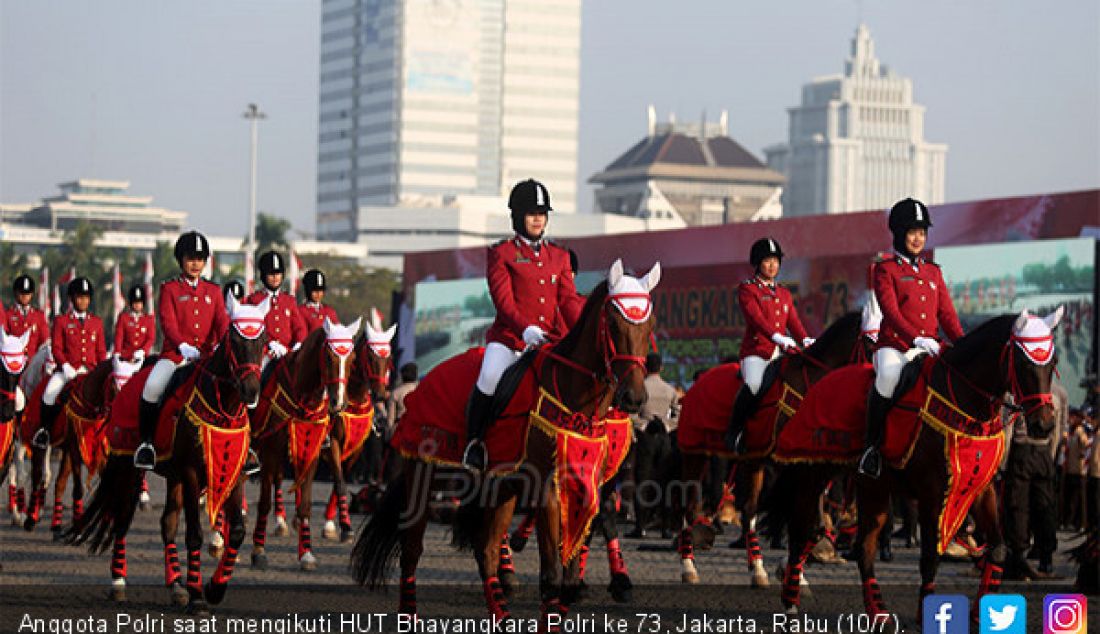 Anggota Polri saat mengikuti HUT Bhayangkara Polri ke 73, Jakarta, Rabu (10/7). - JPNN.com