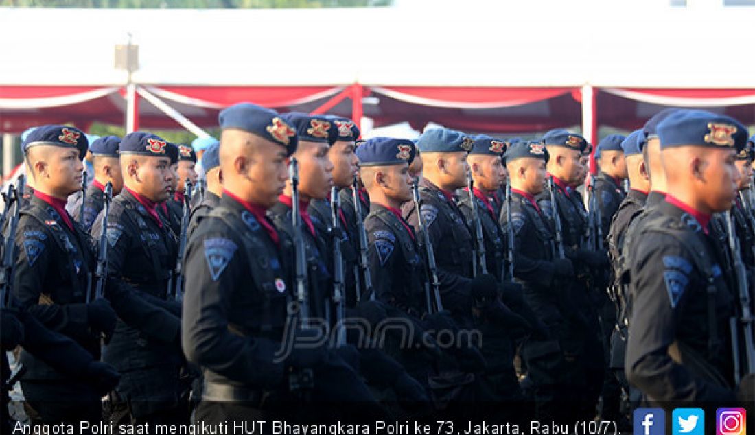 Anggota Polri saat mengikuti HUT Bhayangkara Polri ke 73, Jakarta, Rabu (10/7). - JPNN.com