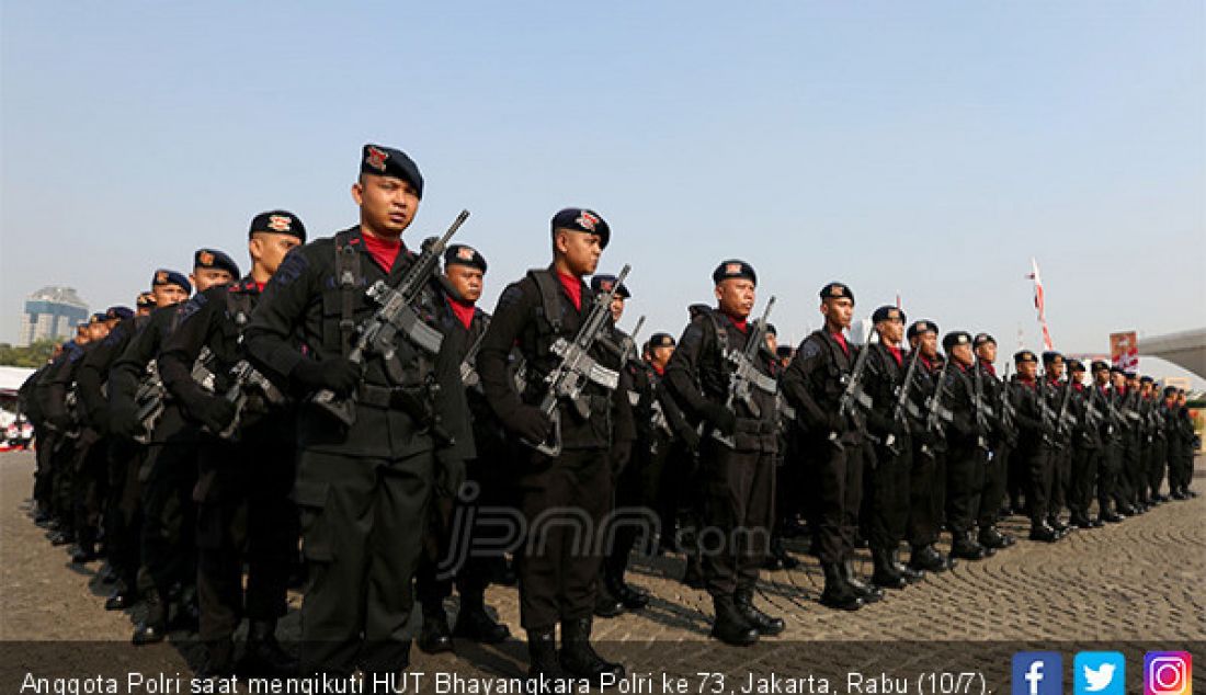 Anggota Polri saat mengikuti HUT Bhayangkara Polri ke 73, Jakarta, Rabu (10/7). - JPNN.com