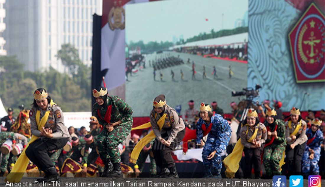 Anggota Polri-TNI saat menampilkan Tarian Rampak Kendang pada HUT Bhayangkara Polri ke 73, Jakarta, Rabu (10/7). - JPNN.com