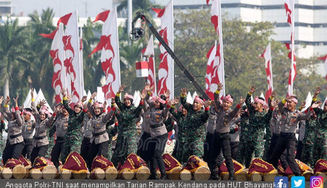 Anggota Polri-TNI saat menampilkan Tarian Rampak Kendang pada HUT Bhayangkara Polri ke 73, Jakarta, Rabu (10/7). - JPNN.com