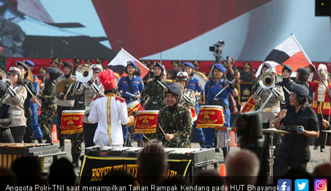 Anggota Polri-TNI saat menampilkan Tarian Rampak Kendang pada HUT Bhayangkara Polri ke 73, Jakarta, Rabu (10/7). - JPNN.com