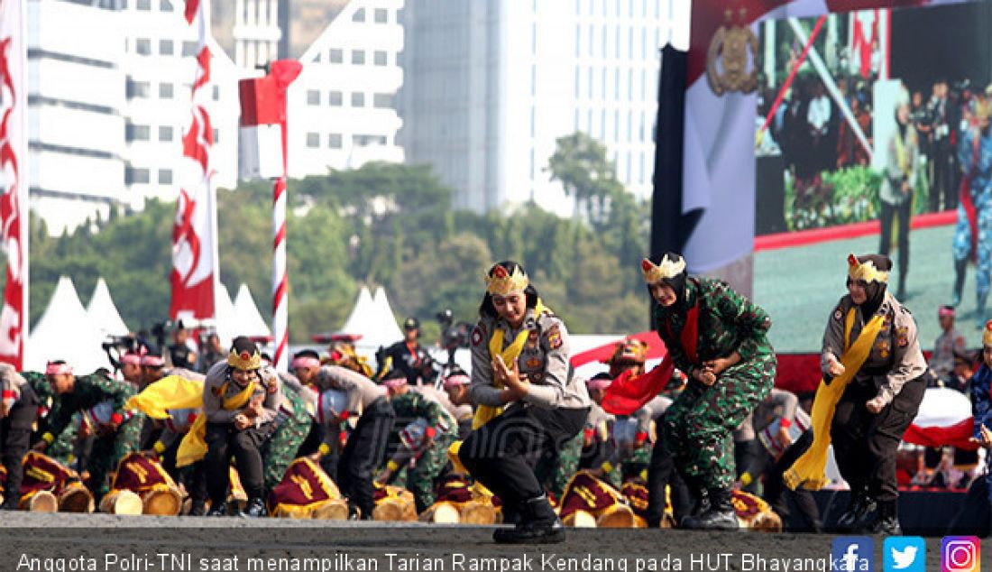 Anggota Polri-TNI saat menampilkan Tarian Rampak Kendang pada HUT Bhayangkara Polri ke 73, Jakarta, Rabu (10/7). - JPNN.com