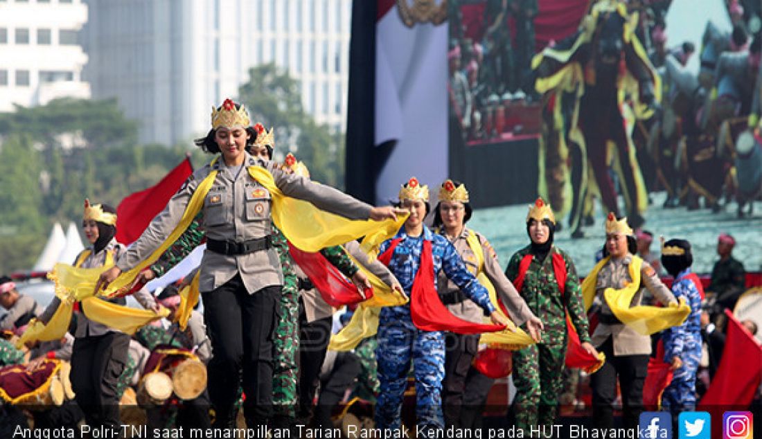 Anggota Polri-TNI saat menampilkan Tarian Rampak Kendang pada HUT Bhayangkara Polri ke 73, Jakarta, Rabu (10/7). - JPNN.com