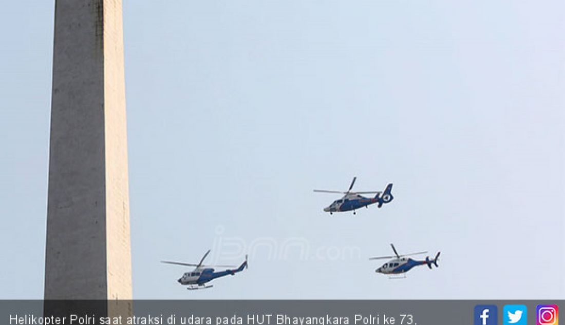 Helikopter Polri saat atraksi di udara pada HUT Bhayangkara Polri ke 73, Jakarta, Rabu (10/7). - JPNN.com