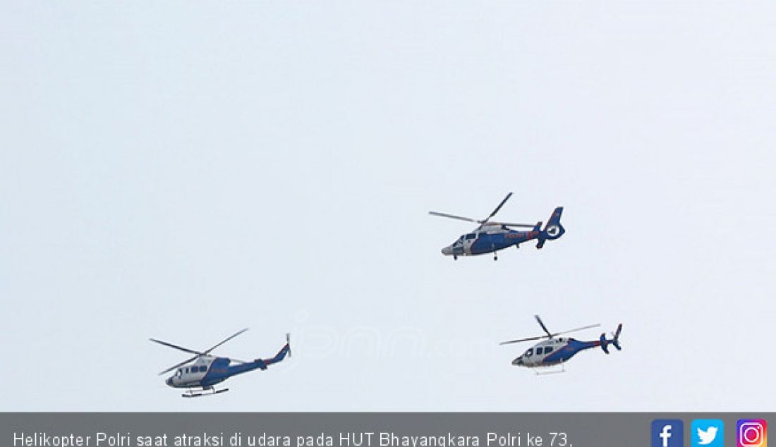 Helikopter Polri saat atraksi di udara pada HUT Bhayangkara Polri ke 73, Jakarta, Rabu (10/7). - JPNN.com