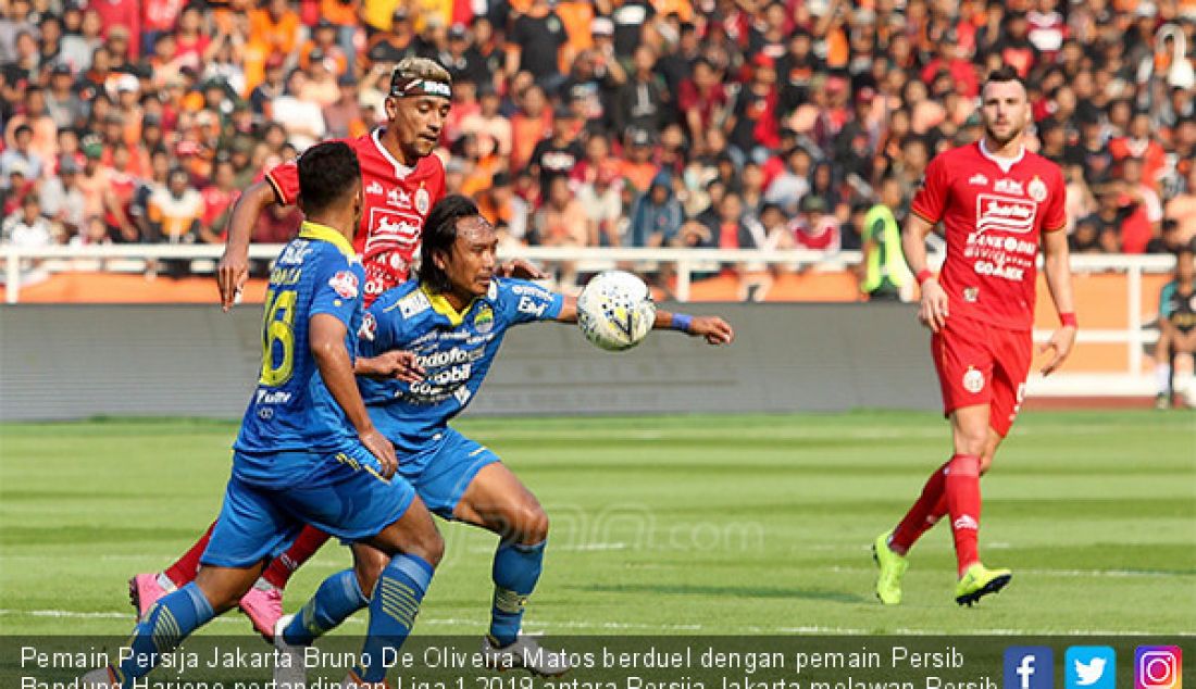 Pemain Persija Jakarta Bruno De Oliveira Matos berduel dengan pemain Persib Bandung Hariono pertandingan Liga 1 2019 antara Persija Jakarta melawan Persib Bandung, Jakarta, Rabu (10/7). Pertandingan berakhir imbang 1-1. - JPNN.com