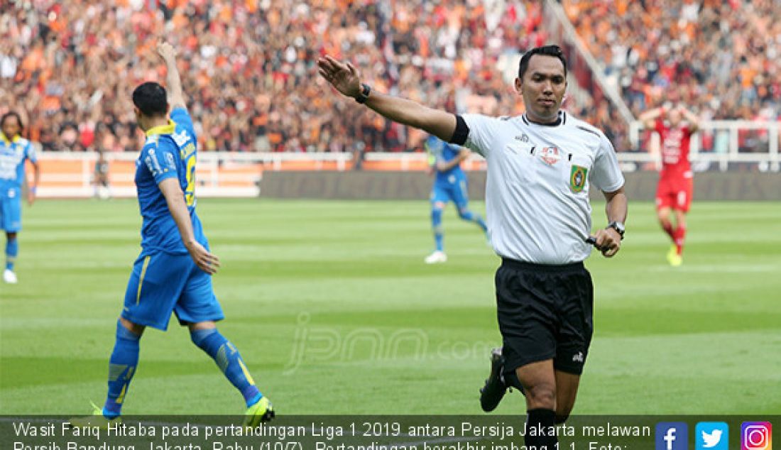 Wasit Fariq Hitaba pada pertandingan Liga 1 2019 antara Persija Jakarta melawan Persib Bandung, Jakarta, Rabu (10/7). Pertandingan berakhir imbang 1-1. - JPNN.com