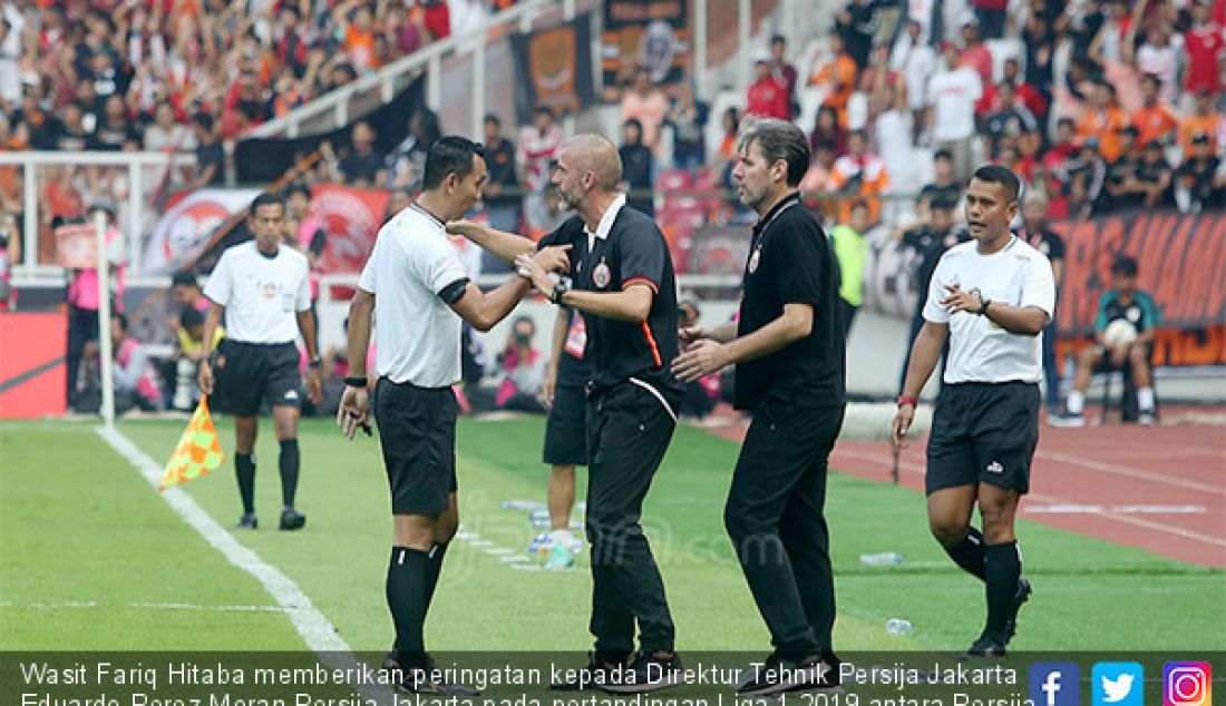 Wasit Fariq Hitaba memberikan peringatan kepada Direktur Tehnik Persija Jakarta Eduardo Perez Moran Persija Jakarta pada pertandingan Liga 1 2019 antara Persija Jakarta melawan Persib Bandung, Jakarta, Rabu (10/7). - JPNN.com