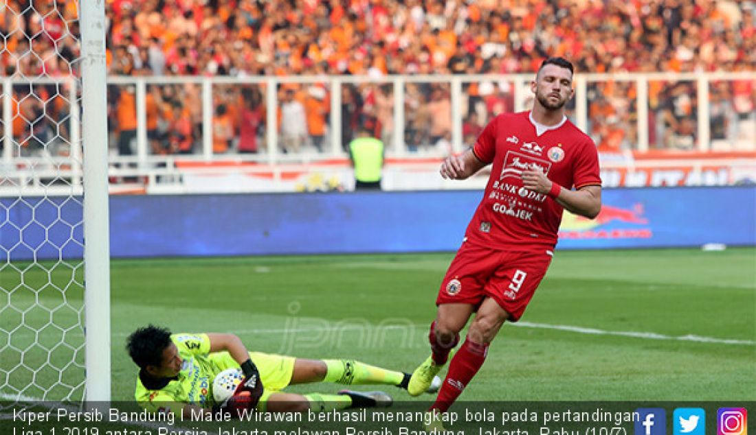 Kiper Persib Bandung I Made Wirawan berhasil menangkap bola pada pertandingan Liga 1 2019 antara Persija Jakarta melawan Persib Bandung, Jakarta, Rabu (10/7). Pertandingan berakhir imbang 1-1. - JPNN.com