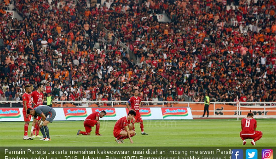 Pemain Persija Jakarta menahan kekecewaan usai ditahan imbang melawan Persib Bandung pada Liga 1 2019, Jakarta, Rabu (10/7) Pertandingan berakhir imbang 1-1. - JPNN.com