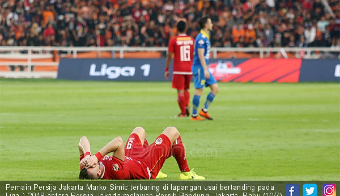 Pemain Persija Jakarta Marko Simic terbaring di lapangan usai bertanding pada Liga 1 2019 antara Persija Jakarta melawan Persib Bandung, Jakarta, Rabu (10/7). Pertandingan berakhir imbang 1-1. - JPNN.com