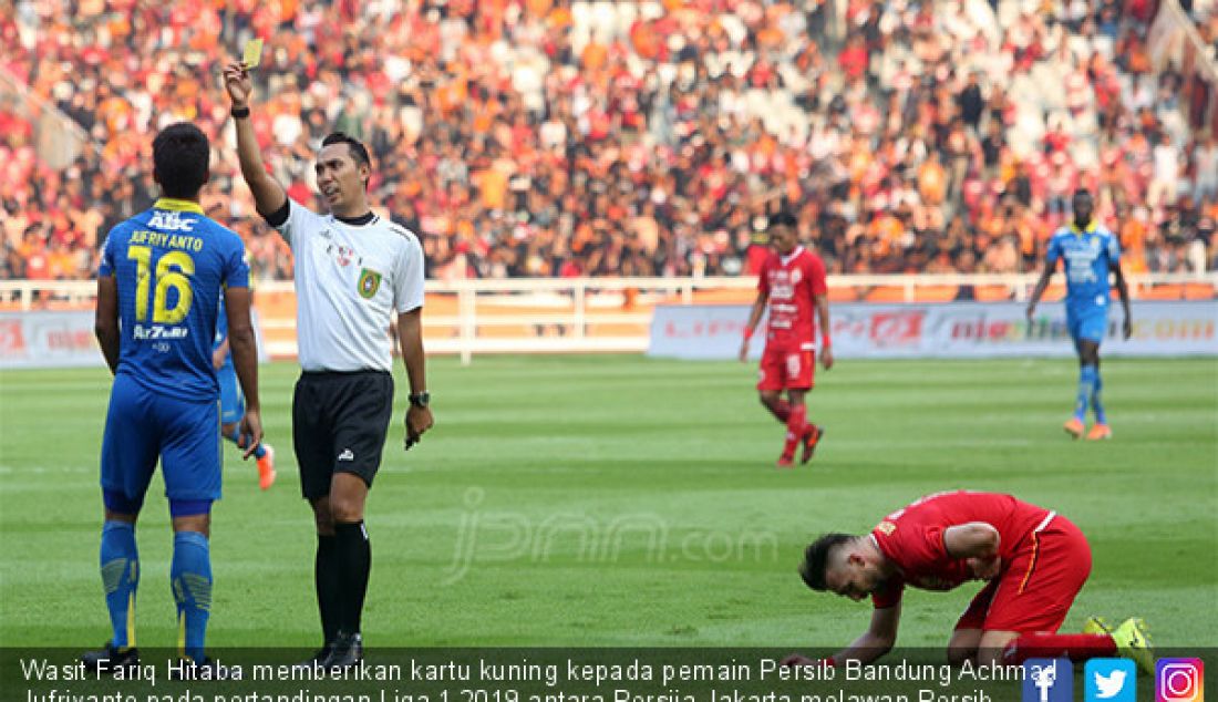 Wasit Fariq Hitaba memberikan kartu kuning kepada pemain Persib Bandung Achmad Jufriyanto pada pertandingan Liga 1 2019 antara Persija Jakarta melawan Persib Bandung, Jakarta, Rabu (10/7). Pertandingan berakhir imbang 1-1. - JPNN.com