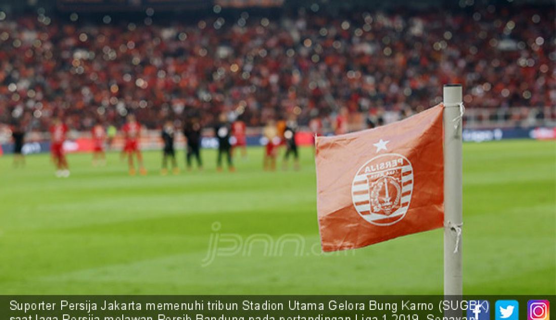 Suporter Persija Jakarta memenuhi tribun Stadion Utama Gelora Bung Karno (SUGBK) saat laga Persija melawan Persib Bandung pada pertandingan Liga 1 2019, Senayan, Jakarta, Rabu (7/10). - JPNN.com