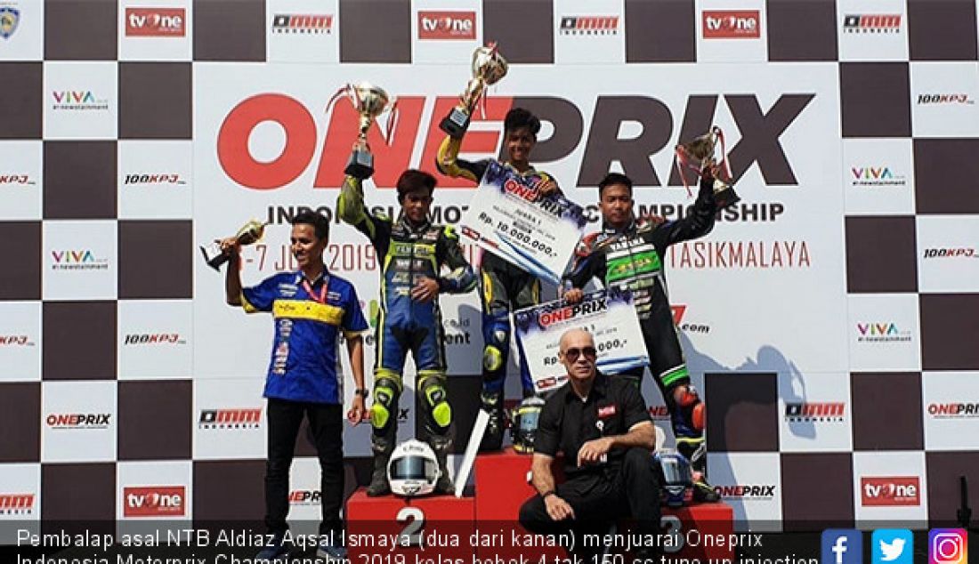 Pembalap asal NTB Aldiaz Aqsal Ismaya (dua dari kanan) menjuarai Oneprix Indonesia Motorprix Championship 2019 kelas bebek 4 tak 150 cc tune up injection (novice) race 1, Minggu (7/7). - JPNN.com