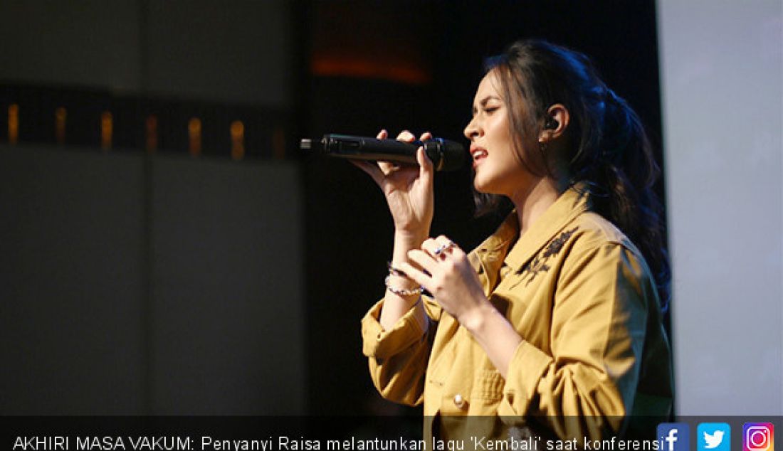AKHIRI MASA VAKUM: Penyanyi Raisa melantunkan lagu 'Kembali' saat konferensi pers, Jakarta, Selasa (9/7) sore. - JPNN.com