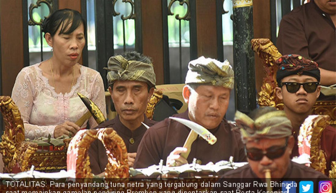 TOTALITAS: Para penyandang tuna netra yang tergabung dalam Sanggar Rwa Bhineda saat memainkan gamelan pengiring Prembon yang dipentaskan saat Pesta Kesenian Bali Ke-41 di Kalangan Angsoka, Selasa (9/7). - JPNN.com