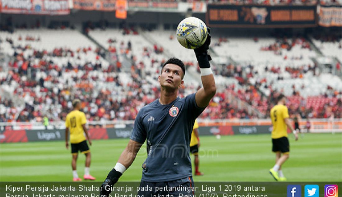 Kiper Persija Jakarta Shahar Ginanjar pada pertandingan Liga 1 2019 antara Persija Jakarta melawan Persib Bandung, Jakarta, Rabu (10/7). Pertandingan berakhir imbang 1-1. - JPNN.com