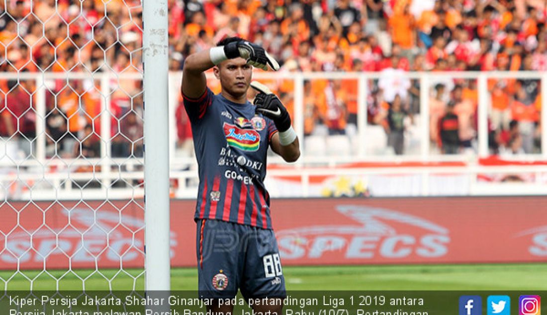 Kiper Persija Jakarta Shahar Ginanjar pada pertandingan Liga 1 2019 antara Persija Jakarta melawan Persib Bandung, Jakarta, Rabu (10/7). Pertandingan berakhir imbang 1-1. - JPNN.com