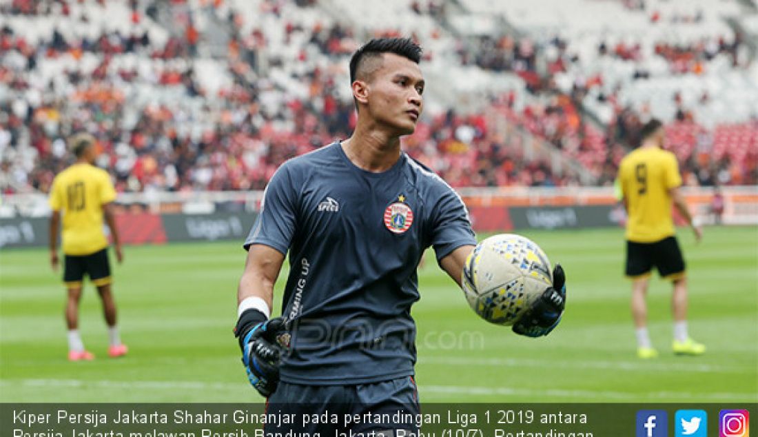 Kiper Persija Jakarta Shahar Ginanjar pada pertandingan Liga 1 2019 antara Persija Jakarta melawan Persib Bandung, Jakarta, Rabu (10/7). Pertandingan berakhir imbang 1-1. - JPNN.com