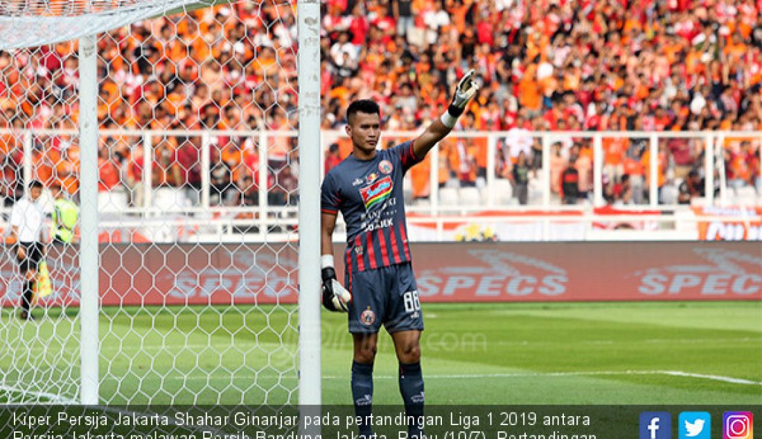 Kiper Persija Jakarta Shahar Ginanjar pada pertandingan Liga 1 2019 antara Persija Jakarta melawan Persib Bandung, Jakarta, Rabu (10/7). Pertandingan berakhir imbang 1-1. - JPNN.com