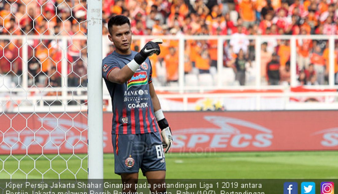 Kiper Persija Jakarta Shahar Ginanjar pada pertandingan Liga 1 2019 antara Persija Jakarta melawan Persib Bandung, Jakarta, Rabu (10/7). Pertandingan berakhir imbang 1-1. - JPNN.com