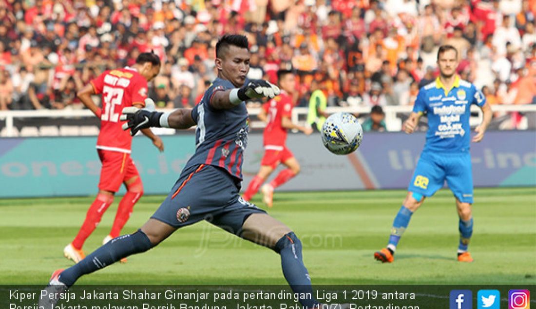 Kiper Persija Jakarta Shahar Ginanjar pada pertandingan Liga 1 2019 antara Persija Jakarta melawan Persib Bandung, Jakarta, Rabu (10/7). Pertandingan berakhir imbang 1-1. - JPNN.com