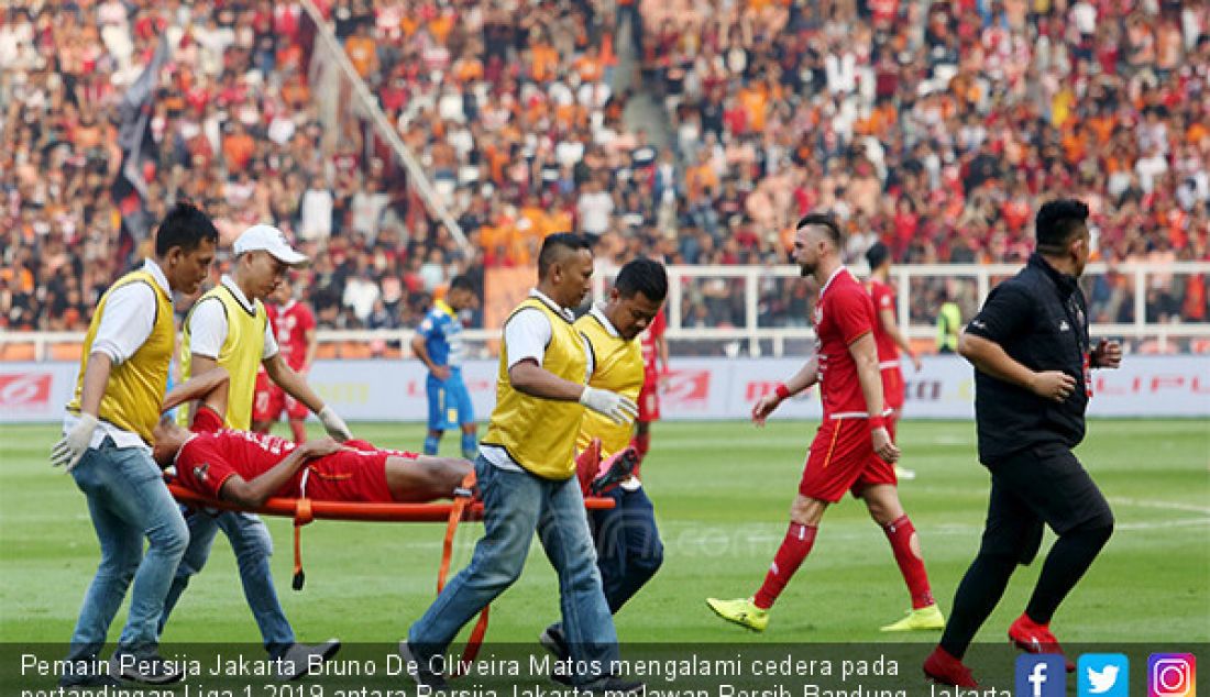 Pemain Persija Jakarta Bruno De Oliveira Matos mengalami cedera pada pertandingan Liga 1 2019 antara Persija Jakarta melawan Persib Bandung, Jakarta, Rabu (10/7). - JPNN.com