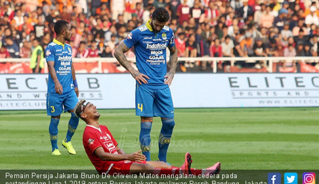 Pemain Persija Jakarta Bruno De Oliveira Matos mengalami cedera pada pertandingan Liga 1 2019 antara Persija Jakarta melawan Persib Bandung, Jakarta, Rabu (10/7). - JPNN.com