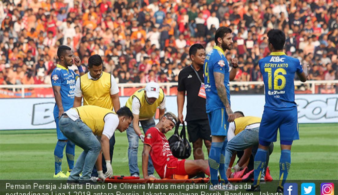 Pemain Persija Jakarta Bruno De Oliveira Matos mengalami cedera pada pertandingan Liga 1 2019 antara Persija Jakarta melawan Persib Bandung, Jakarta, Rabu (10/7). - JPNN.com