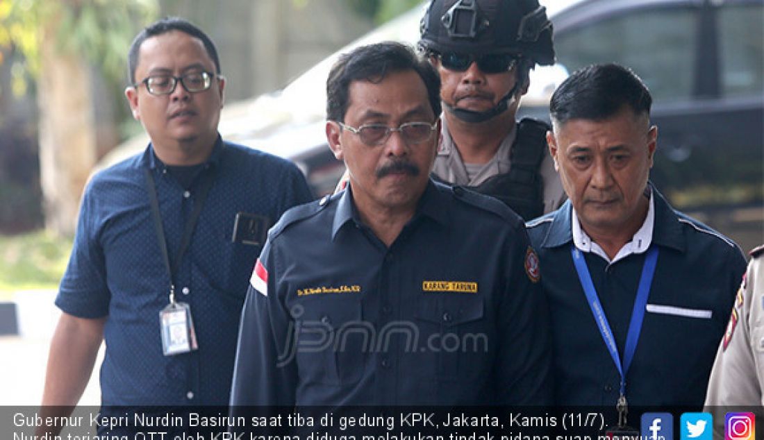 Gubernur Kepri Nurdin Basirun saat tiba di gedung KPK, Jakarta, Kamis (11/7). Nurdin terjaring OTT oleh KPK karena diduga melakukan tindak pidana suap menyuap terkait terkait izin lokasi rencana reklamasi. - JPNN.com