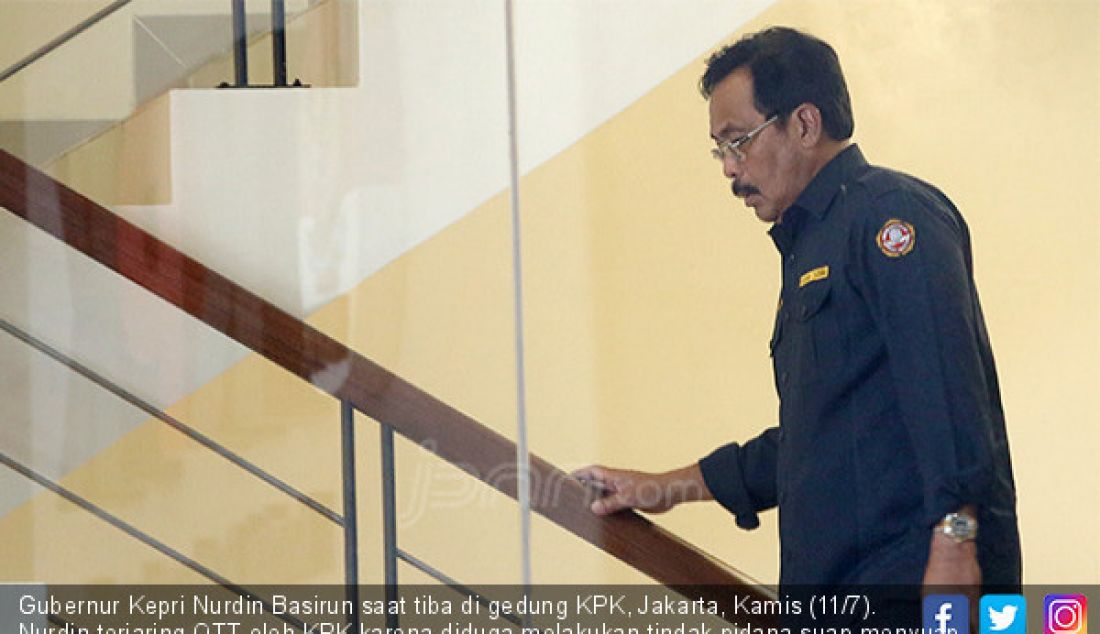 Gubernur Kepri Nurdin Basirun saat tiba di gedung KPK, Jakarta, Kamis (11/7). Nurdin terjaring OTT oleh KPK karena diduga melakukan tindak pidana suap menyuap terkait terkait izin lokasi rencana reklamasi. - JPNN.com