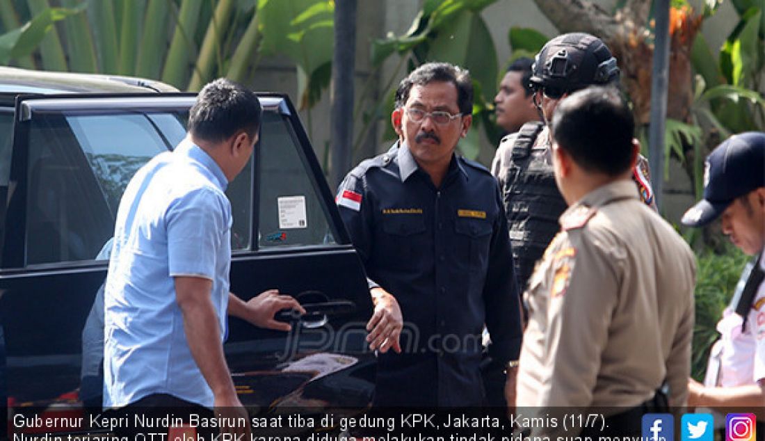 Gubernur Kepri Nurdin Basirun saat tiba di gedung KPK, Jakarta, Kamis (11/7). Nurdin terjaring OTT oleh KPK karena diduga melakukan tindak pidana suap menyuap terkait terkait izin lokasi rencana reklamasi. - JPNN.com