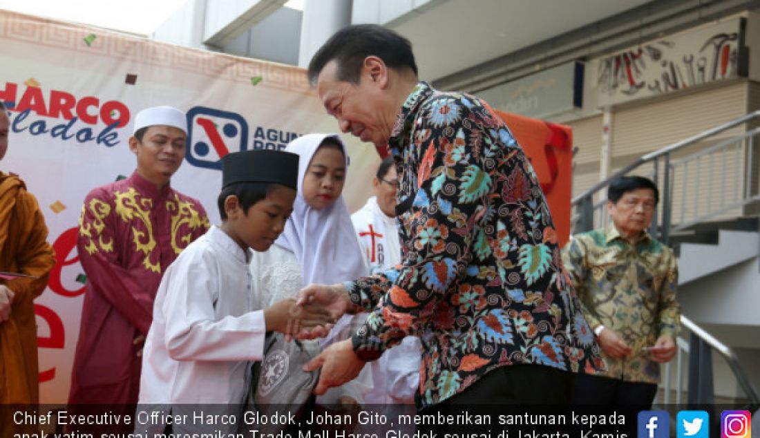 Chief Executive Officer Harco Glodok, Johan Gito, memberikan santunan kepada anak yatim seusai meresmikan Trade Mall Harco Glodok seusai di Jakarta, Kamis (11/7). - JPNN.com