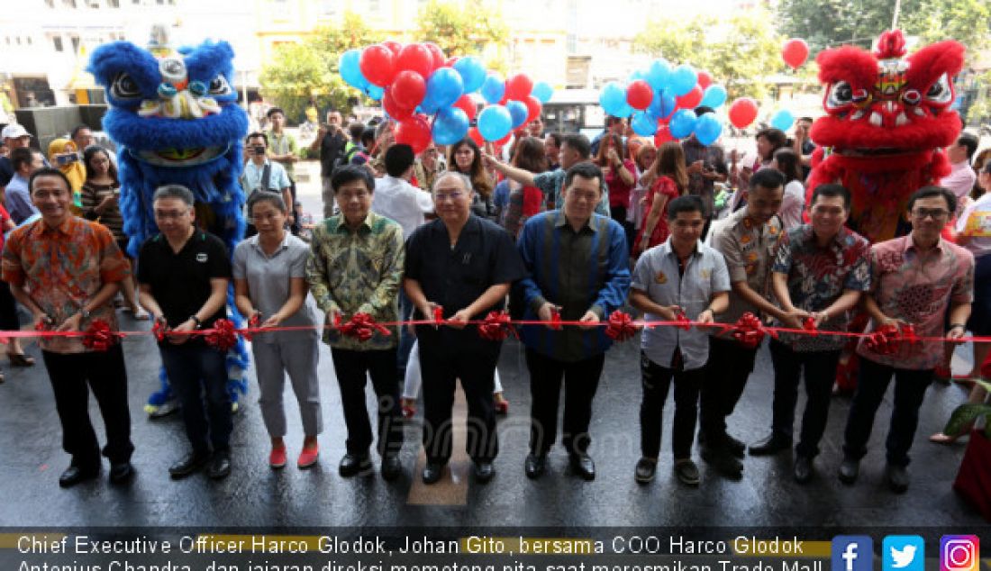 Chief Executive Officer Harco Glodok, Johan Gito, bersama COO Harco Glodok Antonius Chandra, dan jajaran direksi memotong pita saat meresmikan Trade Mall Harco Glodok seusai di Jakarta, Kamis (11/7). - JPNN.com