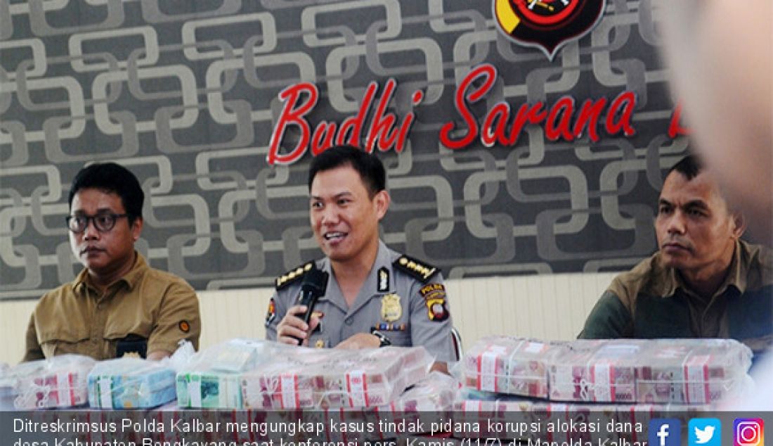 Ditreskrimsus Polda Kalbar mengungkap kasus tindak pidana korupsi alokasi dana desa Kabupaten Bengkayang saat konferensi pers, Kamis (11/7) di Mapolda Kalbar. Sebesar Rp 6,9 miliar dana yang masih mengendap pun diamankan. - JPNN.com