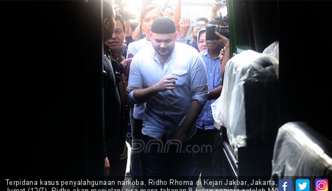 Terpidana kasus penyalahgunaan narkoba, Ridho Rhoma di Kejari Jakbar, Jakarta, Jumat (12/7). Ridho akan menjalani sisa masa tahanan 8 bulan penjara setelah MA memperberat hukumannya menjadi 1 tahun 6 bulan dari 10 bulan. - JPNN.com