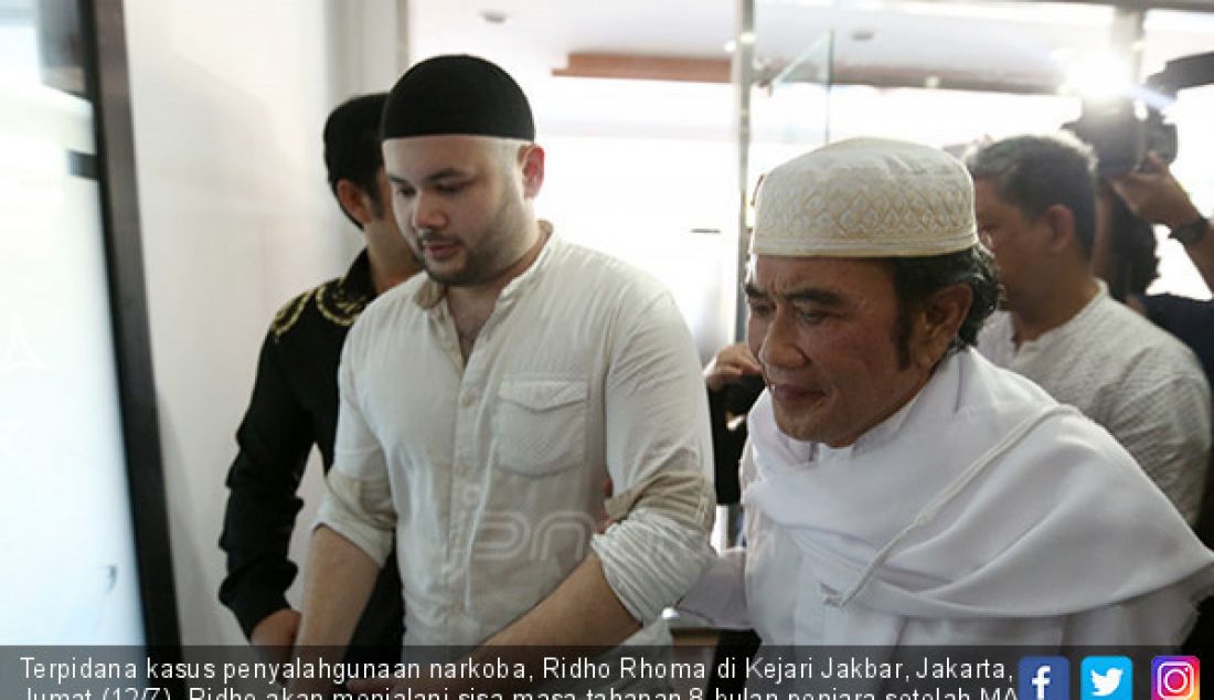 Terpidana kasus penyalahgunaan narkoba, Ridho Rhoma di Kejari Jakbar, Jakarta, Jumat (12/7). Ridho akan menjalani sisa masa tahanan 8 bulan penjara setelah MA memperberat hukumannya menjadi 1 tahun 6 bulan dari 10 bulan. - JPNN.com