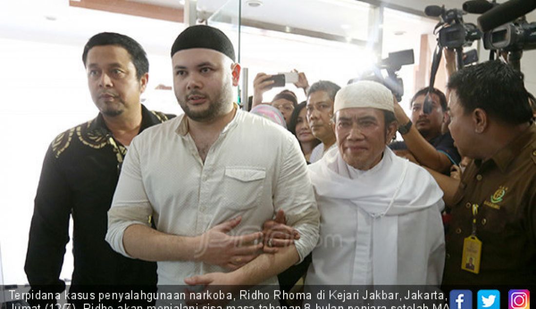 Terpidana kasus penyalahgunaan narkoba, Ridho Rhoma di Kejari Jakbar, Jakarta, Jumat (12/7). Ridho akan menjalani sisa masa tahanan 8 bulan penjara setelah MA memperberat hukumannya menjadi 1 tahun 6 bulan dari 10 bulan. - JPNN.com