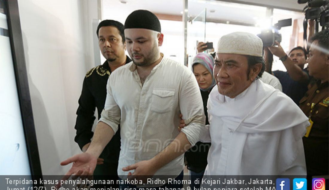 Terpidana kasus penyalahgunaan narkoba, Ridho Rhoma di Kejari Jakbar, Jakarta, Jumat (12/7). Ridho akan menjalani sisa masa tahanan 8 bulan penjara setelah MA memperberat hukumannya menjadi 1 tahun 6 bulan dari 10 bulan. - JPNN.com